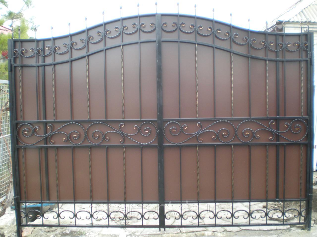 Ворота кованые зашитые композитом