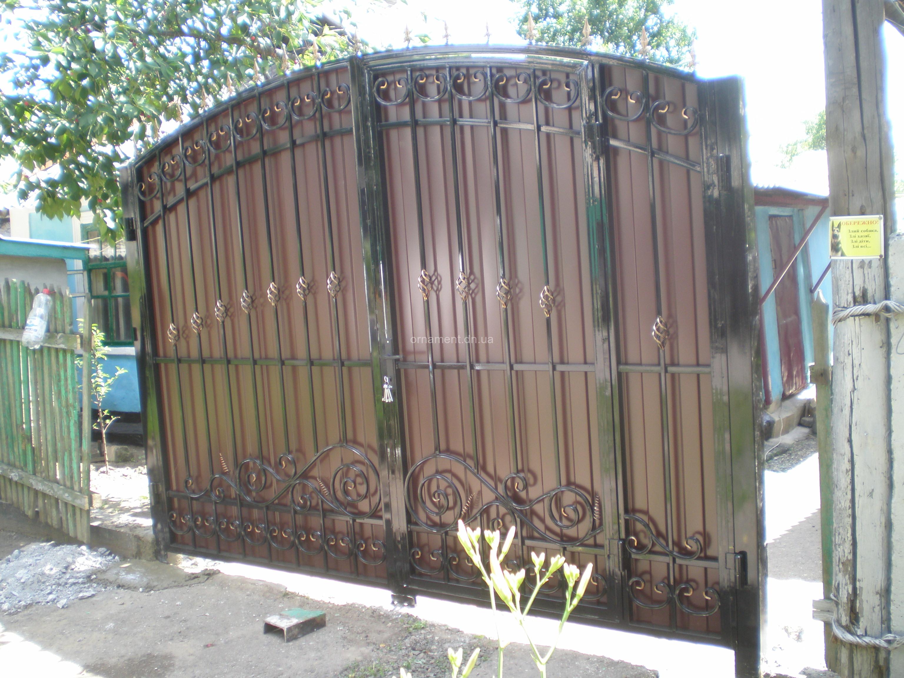 Ворота кованые + профнастил внутри калитка M115PR СУПЕР Эконом